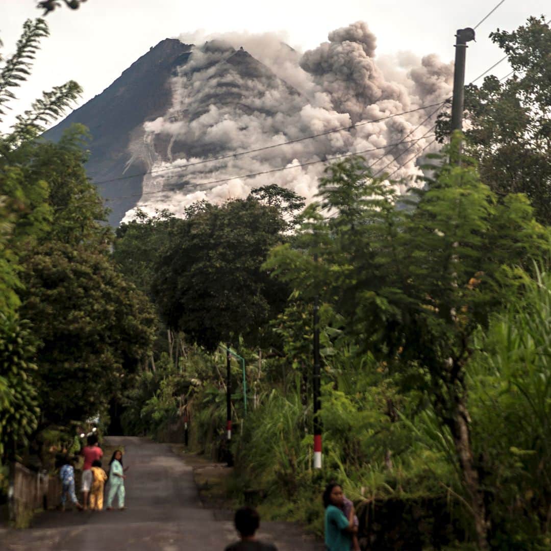AFP通信さんのインスタグラム写真 - (AFP通信Instagram)「AFP Photo 📷 @agungsupri - People look up at Mount Merapi, Indonesia's most active volcano, as it spews rocks and ash out for another day in Yogyakarta on January 27, 2021. #MountMerapi #Volcano」1月28日 2時33分 - afpphoto