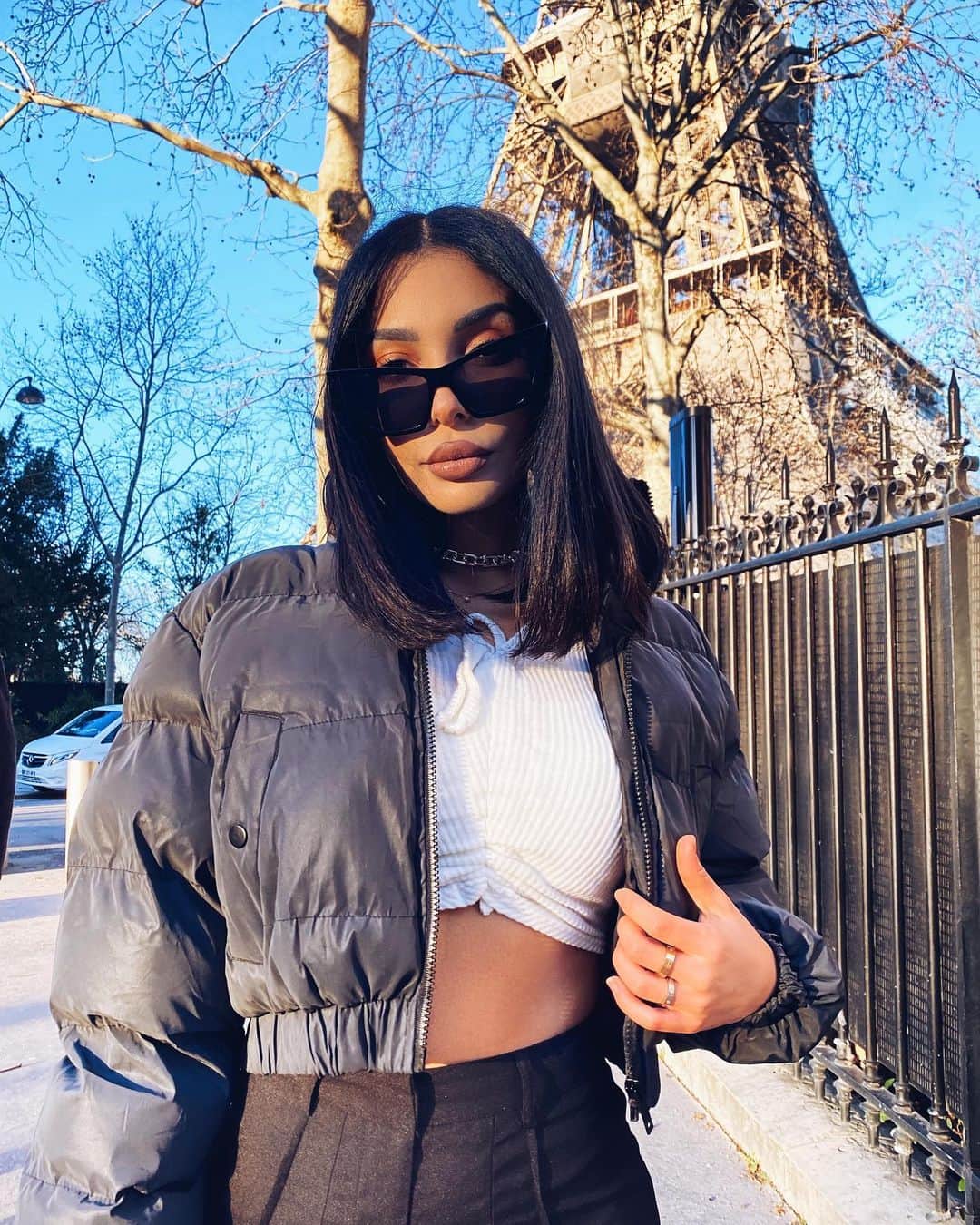 sananasのインスタグラム：「*sponsoriséparPLT*  Same sunglasses 😎 Je me suis rendue compte que j’avais les memes lunettes que l’emoji 🤷🏻‍♀️😅 C’était journée paperasse et compta pour moi aujourd’hui 🥵Et vous votre journée ?  Total outfit @prettylittlething 🖤」