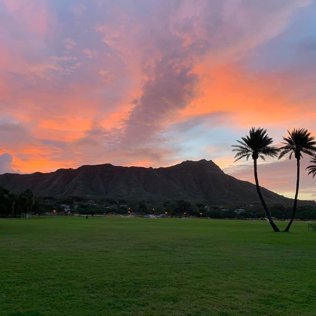 飯島寛子さんのインスタグラム写真 - (飯島寛子Instagram)「Good morning from Kapi’olani park. ここは、さまざまな光を与えてくれるストレージ  今日もよい日でね  【Treasures in Heaven】  自分の宝を天を地上にたくわえるのはやめなさい。そこでは虫とさびでで、きず物になり、また盗人が穴をあけて盗びます。  自分の宝は天に積みなさい。そこでは、虫もさびもつかず、盗人が穴をあけて盗むこともありません。あなたの宝のあるところに、あなたの心もあるからです。（マタイ6章19-21）  “Do not store up for yourselves treasures on earth, where moths and vermin destroy, and where thieves break in and steal.   But store up for yourselves treasures in heaven, where moths and vermin do not destroy, and where thieves do not break in and steal.   For where your treasure is, there your heart will be also. (Matthew 6:19-21)  #カピオラニ公園　#kapiolanipark  #ハワイ暮らし #ハワイを走る #朝活　#sunrise #ハワイ好きな人と繋がりたい  #ハワイ在住 #エヘウハワイラブ」1月28日 2時47分 - hirokoiijima