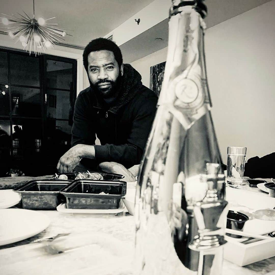 50セントさんのインスタグラム写真 - (50セントInstagram)「you know the vibes tonight ABC’s #1 show FORLIFE returns it’s lit 🔥📺🚦Green light Gang. #bransoncognac #lecheminduroi #bottleroover」1月28日 2時42分 - 50cent