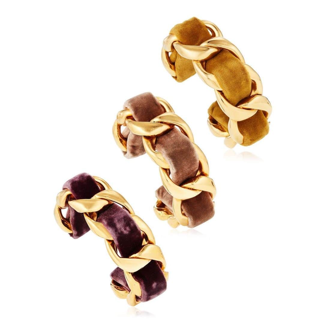 クリスティーズのインスタグラム：「It's your last chance to bid on these iconic Chanel curb-link cuff bracelets and other rare treasures from the French fashion house.  .⠀ These bracelets are an identical design to those seen on the runway in the brand's ready-to-wear Fall/Winter 1990-1991 collection, which was designed by the late Karl Lagerfeld.⠀ . Visit the link in our bio to explore the sale!📍 . Unsigned Chanel Set of Three Velvet Cuff Bracelets. Estimate: $1,000-1,500.⠀ .⠀ Susan and Karl: Important Chanel Fashion Jewelry from the Collection of Mrs. John H. Gutfreund — 14-29 Jan, online⠀ .⠀ #chanel #chaneljewelry #jewellery #costumejewelery #fashionjewelry #susangutfreund #karllagerfeld #lagerfeld #runwayjewelry @christiesjewels」