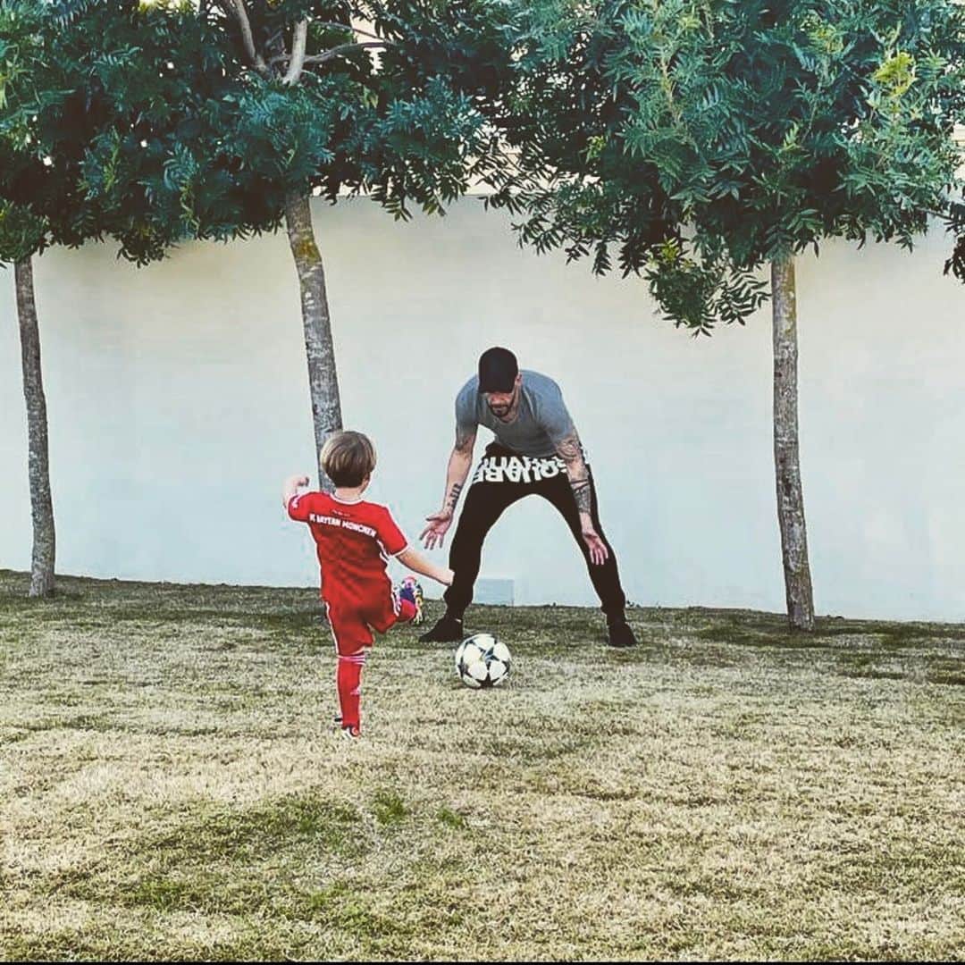のインスタグラム：「Familia + Fútbol + Cádiz = Felicidad 🥰💛💙  #LLNSN # AN1+8 #cadiz #cadizcf #futbol #familia」