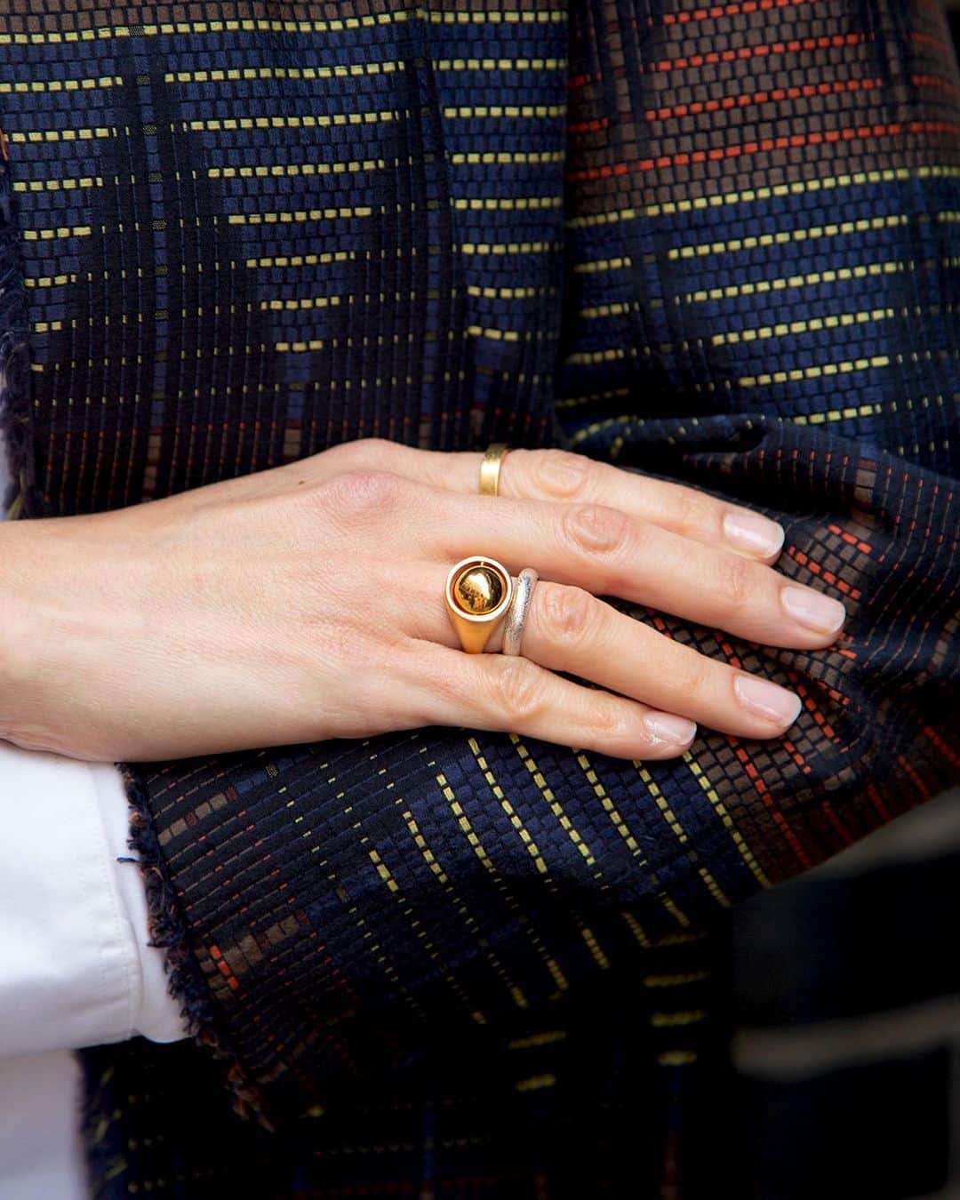アレックスモンローさんのインスタグラム写真 - (アレックスモンローInstagram)「Our Raven Medi Ring worn two ways ✨💍 - scroll the carousel to admire its versatility 😉  Product link in shot 🔗 #AMxRavenSmith ⠀ ⠀ #AlexMonroe #HandmadeinEngland #EthicallyMade #Handmade #Craftsmanship」1月28日 2時57分 - alexmonroejewellery