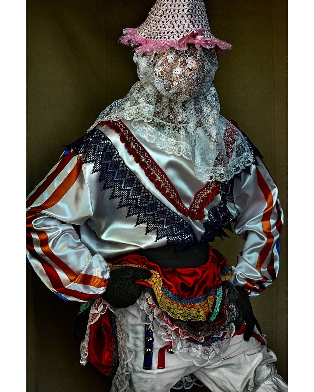 マリオ・テスティーノのインスタグラム：「A BEAUTIFUL WORLD One of the celebrations that takes place during the Balestrate Carnival, in Sicily, is the ‘Ballo dei Pastori’ (Shepherd's Dance). From the face coverings, which they always wear, to their underwear, the men create their outfits from pieces they have inherited from their grandmothers and mothers. I was blown away by their creativity and the amount of detail and care each of them put into their looks for the day. Creativity is everywhere. _ Una de las celebraciones que tiene lugar durante el Carnaval de Balestrate, en Sicilia, es el ‘Ballo dei Pastori’ (Danza del Pastor). Desde las máscaras que llevan siempre, hasta la ropa interior, los hombres crean sus conjuntos a partir de piezas que han heredado de sus abuelas y madres. Me quedé impresionado por su creatividad y la cantidad de detalles y cuidado que cada uno pone en sus looks del día. La creatividad está en todas partes.  #MarioTestino #ABeautifulWorld #Italy」