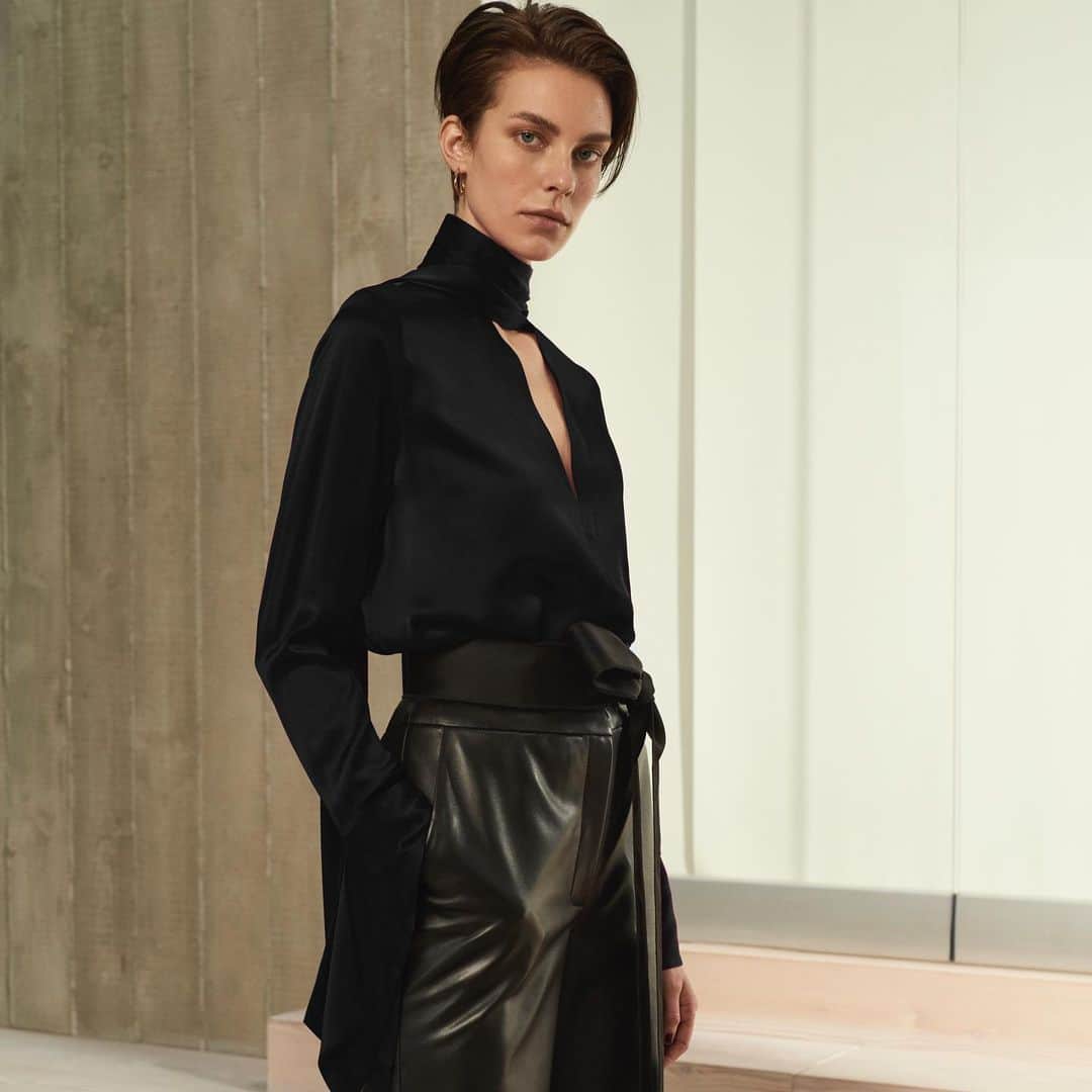 アマンダ ウェイクリーのインスタグラム：「Statement leather pants with an iconic silk shirt... the ultimate investment pieces   #silkshirt #leathertrousers #statementshirt #satin #parisianstyle」