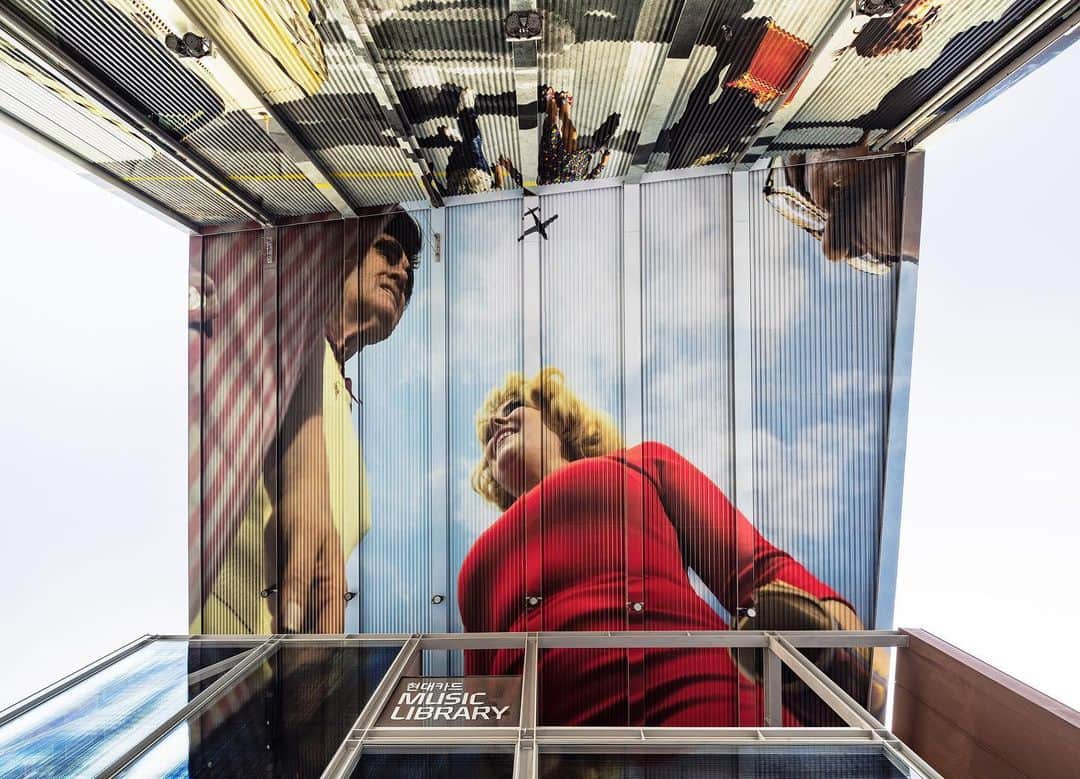 アレックス・プラガーさんのインスタグラム写真 - (アレックス・プラガーInstagram)「Installation view of the public art commission for the Hyundai Card Music Library in Seoul with images from PLAY THE WIND. Now on view through 2025. Photo credit: Yongjoon Choi」1月28日 3時04分 - alexprager
