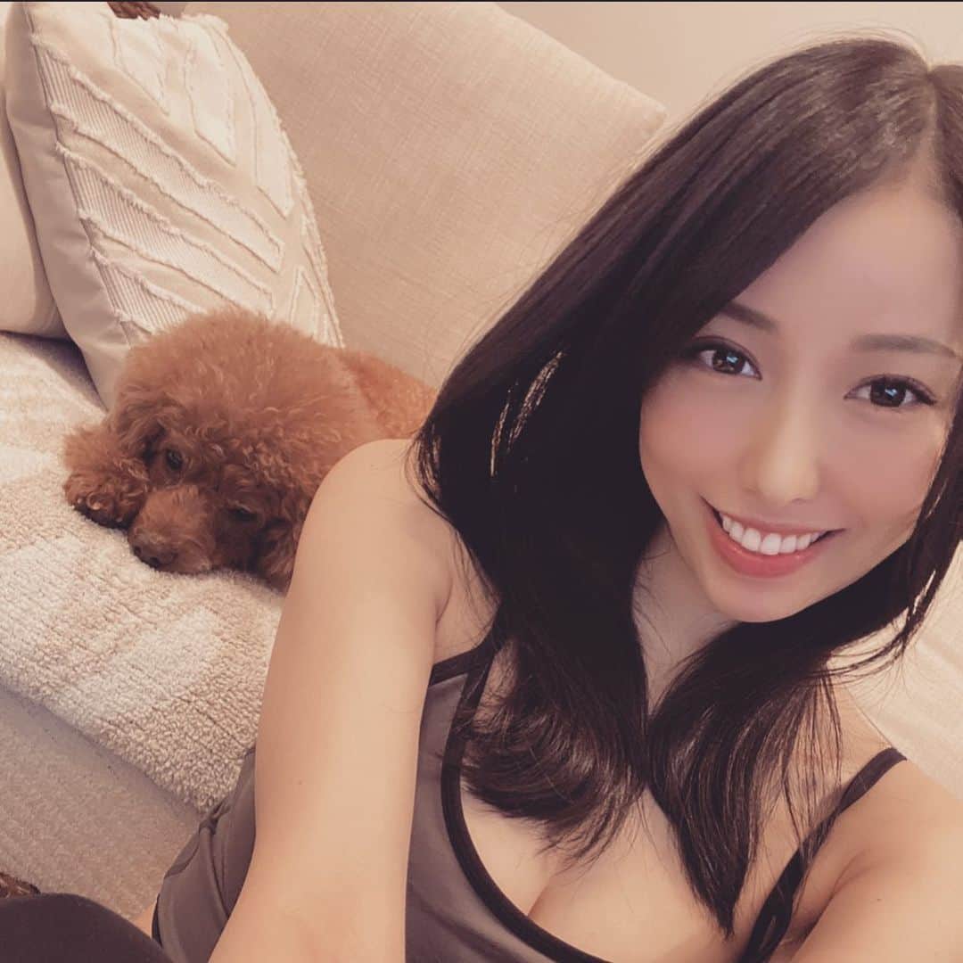 美雪ありすのインスタグラム：「前回の、酢豚にパイナップルの質問で意外にOK派の方が多くて何となく嬉しかったです💕笑　　 苦手な方にとっては謎ですよね😂  ちなみに、サラダに林檎やマスカットなども大好き派の私です✨　　 メロンに生ハムも大好きです🍈　 ブルーチーズに苺ジャムも🍓　 ぜひ試してみてください😋 　 最近週に一度パーソナルトレーニングをしているので、専らスポーツウェアで過ごす事が多いのと、単純にラクチンで好きです🥰　 最近は可愛いスポーツウェアたくさんありますね✨　  現役の頃に筋トレをしていなかったのが悔やまれます😖　 　　 一回トレーニングをサボるとサボり癖がついてしまうので、マイペースに続けられるように頑張ります✊　  今日もみなさんにとって良い一日になりますように🍀　  #サラダにフルーツ　 #パーソナルトレーニング　 #トレーニング女子　 #トレーニングウェア　 #良い一日をお過ごしください」