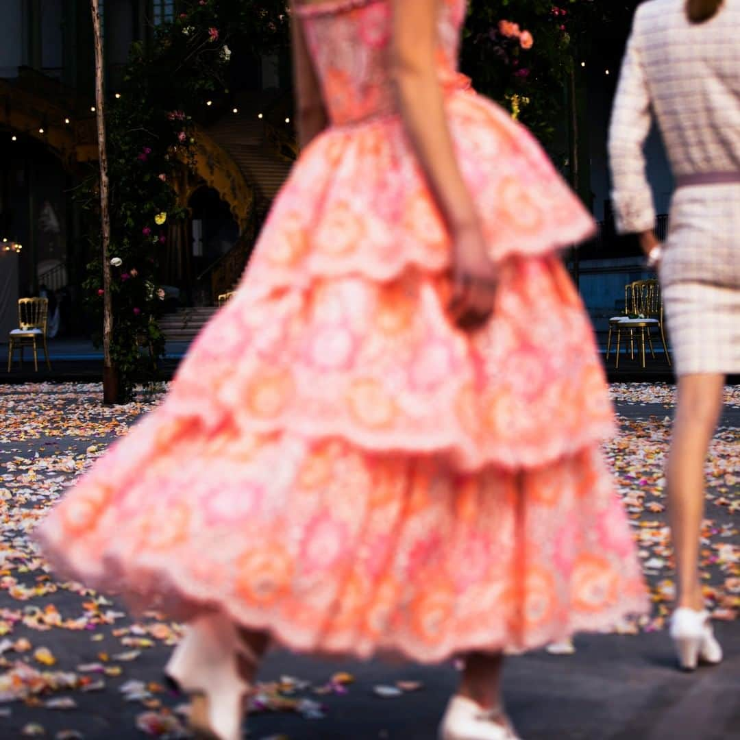 シャネルさんのインスタグラム写真 - (シャネルInstagram)「The movement of ruffles on a pink lace dress evokes the spirit of summer evening parties — details from the CHANEL Spring-Summer 2021 Haute Couture collection.  See all the looks at chanel.com  #CHANELHauteCouture #CHANEL #CHANELShow @Le19M #Le19M @Maison_Lemarie #MaisonLemarie @Lesage #Lesage @Massaro_Paris #Massaro @ShaynaMcneill @Victoriia_Evseeva」1月28日 3時00分 - chanelofficial