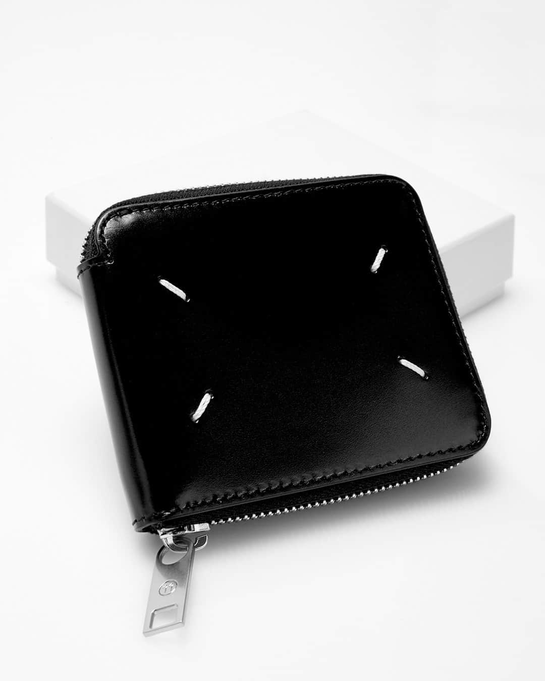 エルエヌシーシーのインスタグラム：「Maison Margiela's Four-Stitch Zip-Fastening Wallet is crafted from leather in a smooth grain finish, featuring a zip-around closure and the brand's signature white-stitch detailing. @maisonmargiela」