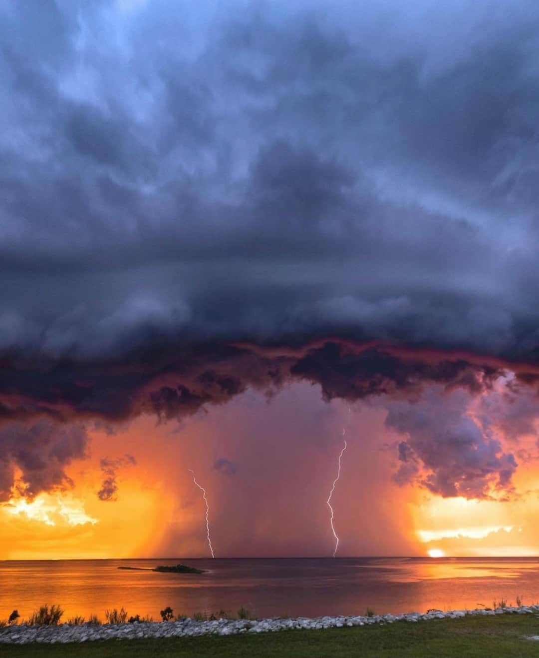 Earth Picsさんのインスタグラム写真 - (Earth PicsInstagram)「The beauty in the storm ⚡️ This epic shot was taken in Port Mayaca, Florida by @stormvisuals」1月28日 3時00分 - earthpix