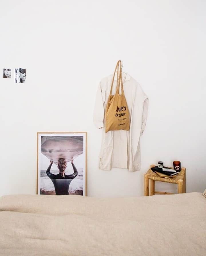 カンパニードプロバンスのインスタグラム：「Une déco simple et épurée avec notre bougie vintage parfaite pour tous les intérieurs 🕯️⁠ 🍃 Cire 100% végétale et mèche de coton⁠ 🌲 Etui imprimé sur du papier issu de forêts gérées durablement et certifiées PEFC⁠ 🕒 45h de brûlage⁠ --⁠ Can you spot our timeless vintage candle? 🕯️⁠ 🍃 100% vegetable wax and cotton wick⁠ 🌲 Packaging printed on paper from sustainably managed forests and PEFC certified⁠ 🕒 45 hours of burning」