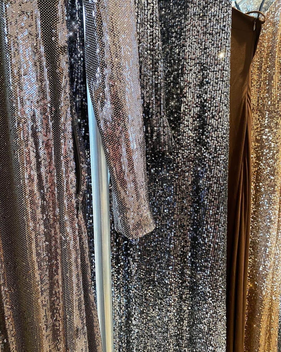 ホルストンのインスタグラム：「Fall 2021 design prep... we’re betting on sequins.  #halston」