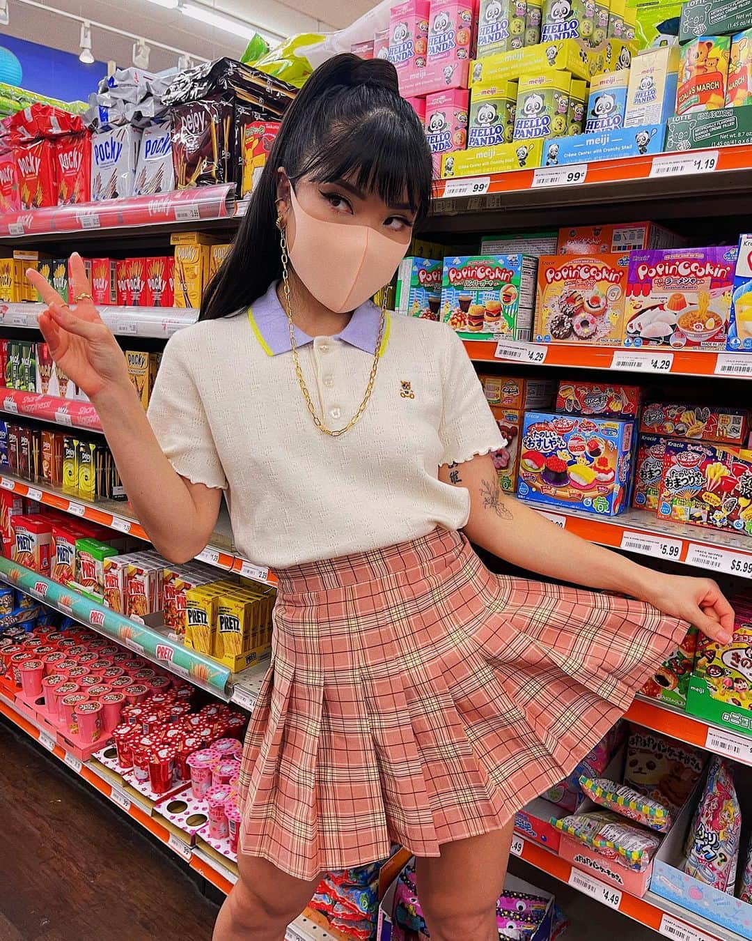 Marycakeのインスタグラム：「u can only choose one asian snacc from the market 🍥🥮🍣🍜🍡🧋🥡 go:」
