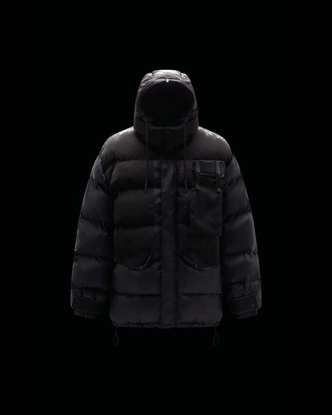 マックキュー アレキサンダー・マックイーンのインスタグラム：「The Puffer Jacket is made from insulating polyester and features utilitarian zippered pockets and a drawstring at the hood that speaks to the workwear theme at the core of FOAM.  Available now in 100 selected stores worldwide and on GOAT.COM」