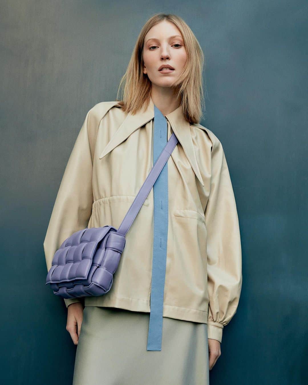 Harrodsのインスタグラム：「You needn’t wear top-to-toe brights to embrace SS21’s joyful palette. Pastel accessories offer a chic contrast to neutral tones – elevating wardrobe classics in a less-is-more way.  #Harrods #HarrodsFashion  Our stores are closed but you can still discover the #WorldOfHarrods through Personal Shopping and online at harrods.com.」