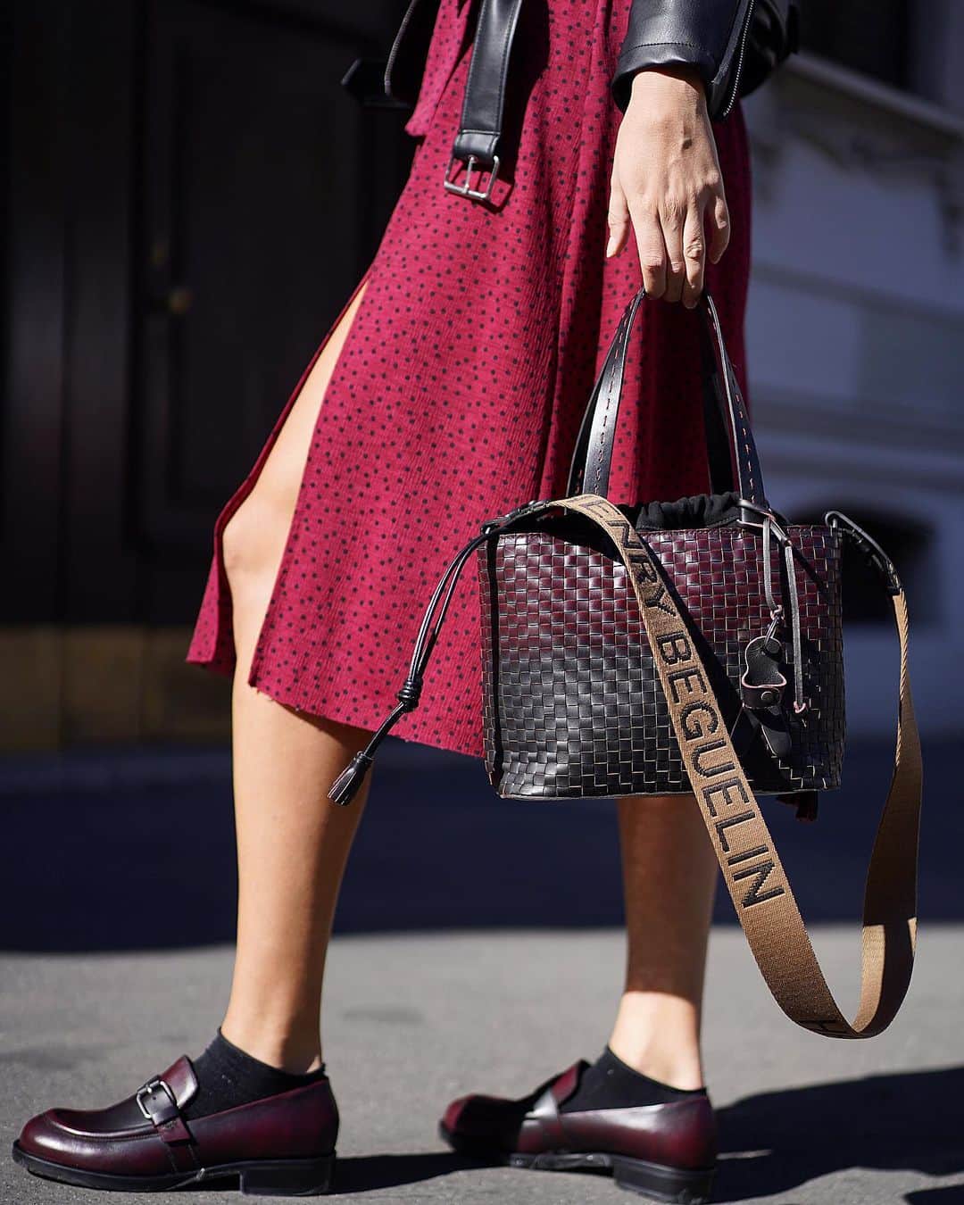 エンリーベグリンのインスタグラム：「The only HBbs... I need the Henry Beguelin bag & shoes.  #handmade#henrybeguelin#bag#shoes#calfleather#vegetaltannedleather#casual#elegant#style#inspiration#oftheday#」