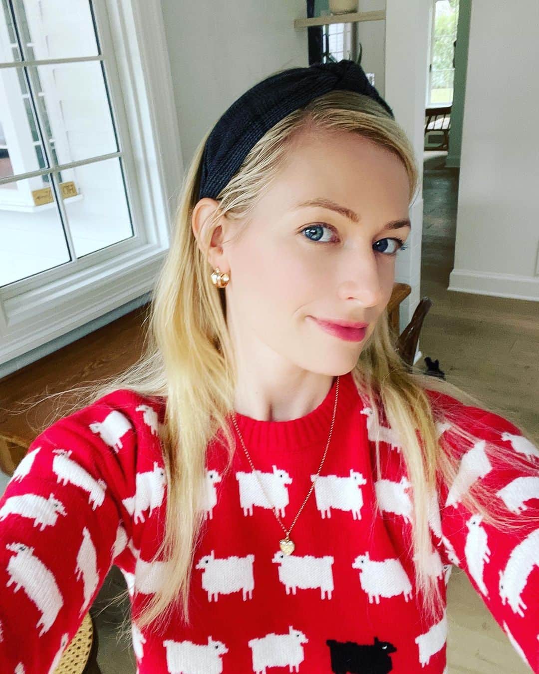 ベス・ベアーズのインスタグラム：「Channeling my inner "Diana" today. Obsessed with this sweater ! Thank you @rowingblazers」