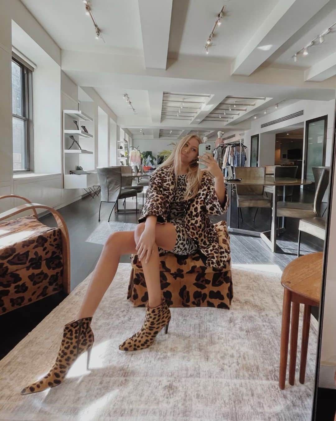 ニコールミラーのインスタグラム：「Dress it up or dress it down- lately we’re all leopard, all the time. 🐆🐾 #NMActive #leopardprint」