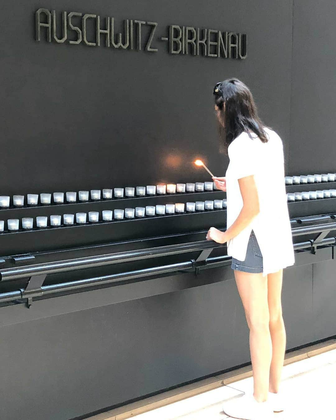 ガル・ガドットさんのインスタグラム写真 - (ガル・ガドットInstagram)「This photo was taken at the Hall of Remembrance at the US Holocaust Memorial museum.  I took a day off while filming WW84 in 2018 and went to light a candle at the Auchwitz wall in remembrance of my grandfather and his family.   Watching this horrible pandemic take so many lives of holocaust survivors all over the world, I feel a stronger connection and an obligation to make sure we all remember.   Challenging times make us realize how fragile we are, how connected we all are and how we need to take care of one another. It is a reminder to us all that even in the darkest times, we must stand together and be the light we need.   #WeRemember and may we never forget」1月28日 3時15分 - gal_gadot