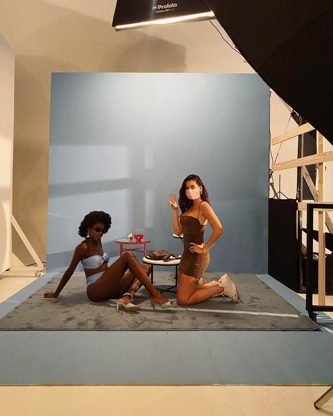 のインスタグラム：「Quem vê close, realmente não vê corre kkkk 🙃 backstage da campanha que fizemos especialmente pro verão, para promover a versatilidade de @gebeauty - é como se você tivesse várias linhas em 1! Criamos 2 kit especiais para a estação com a nossa seleção de produtos e dicas de uso especificas! Leave in e boosters antioxidante, fortificante e definição, seus melhores amigos pra aproveitar o calor com cabelo belíssimo! @vivicaif @anamflima @rafaelnasc @marcelascheid @kel_bill」