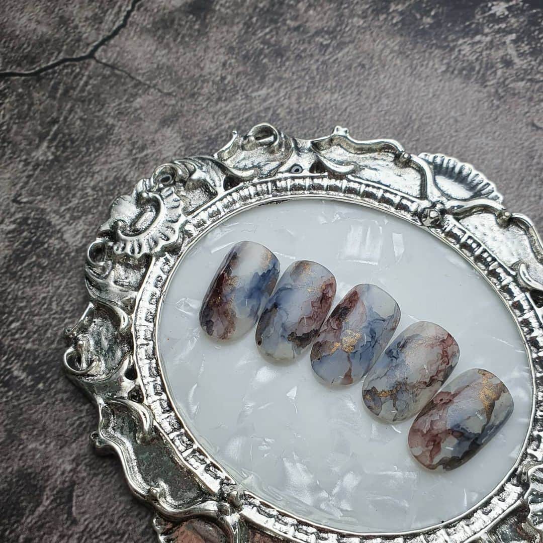Yingのインスタグラム：「New artwork done with alcohol inks!  Base is PREGEL MUSE S084 and alcohol inks are from @ruyiyalululiu. All products can be purchased from @nailwonderlandsg」