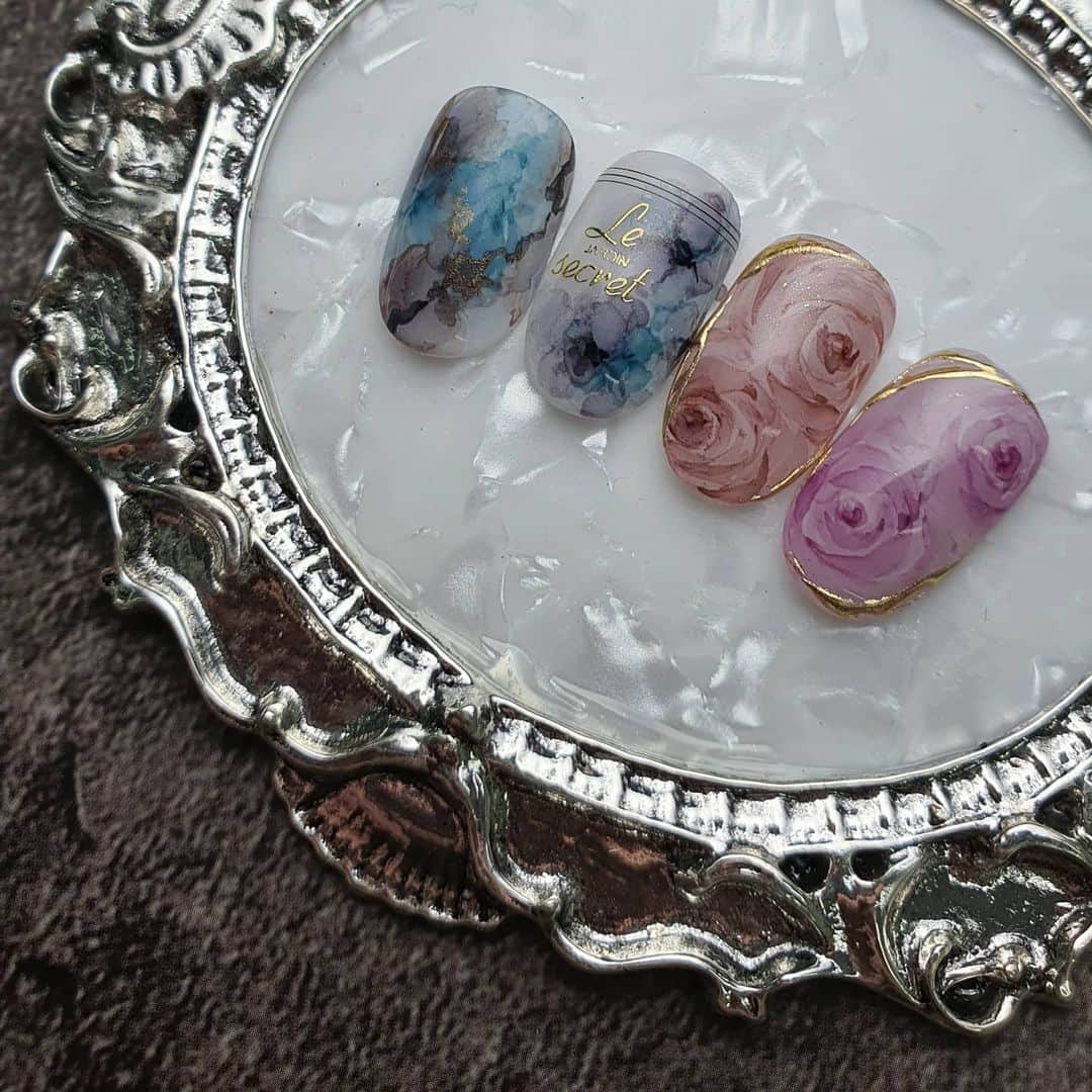 Yingのインスタグラム：「New artwork done with alcohol inks!  Base is PREGEL MUSE S083 and alcohol inks are from @ruyiyalululiu. Also decorated with Kimagure stickers in PS-032 and PS-004. All products can be purchased from @nailwonderlandsg」