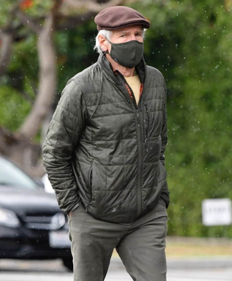 Just Jaredさんのインスタグラム写真 - (Just JaredInstagram)「Harrison Ford runs some errand as reports emerged that he waited his turn and was vaccinated against COVID-19 after waiting in line over two hours at his vaccination site! #HarrisonFord Photo: Backgrid」1月28日 3時18分 - justjared