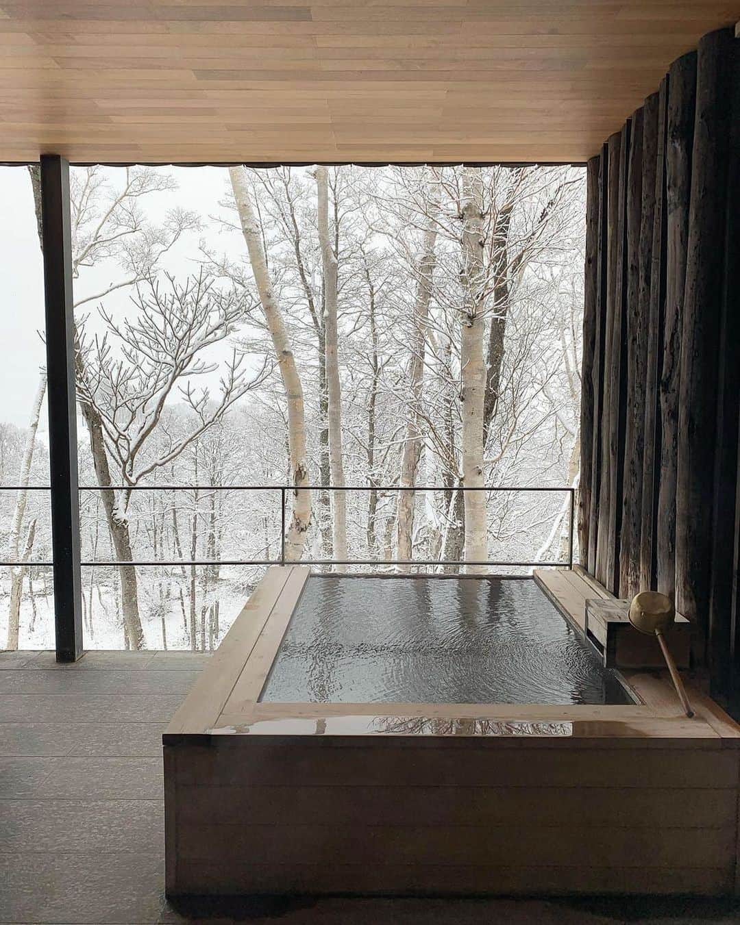 DHC Skincareさんのインスタグラム写真 - (DHC SkincareInstagram)「There's nothing like experiencing a peaceful onsen during the winter ❄️  For centuries, onsens were believed to possess mystical powers because of the mineral content of the geothermal spring water. Zaborin, a ryokan in snowy Hokkaido, was born from the zen idea of sitting still and clearing your mind of worries. What's a mindful habit you're adopting for 2021?  📸: @zaborin.ryokan」1月28日 3時31分 - dhcskincare