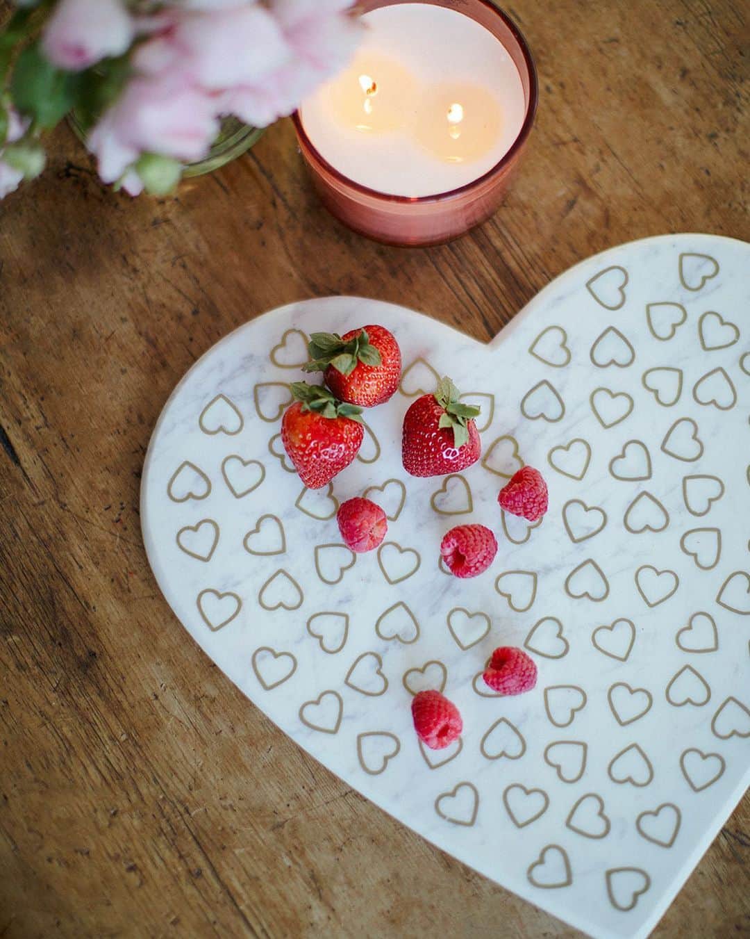 のインスタグラム：「A berry sweet gift that makes the cut 🍓 • Tap the link in our bio to shop Valentine’s Day gifts that bring us closer.」