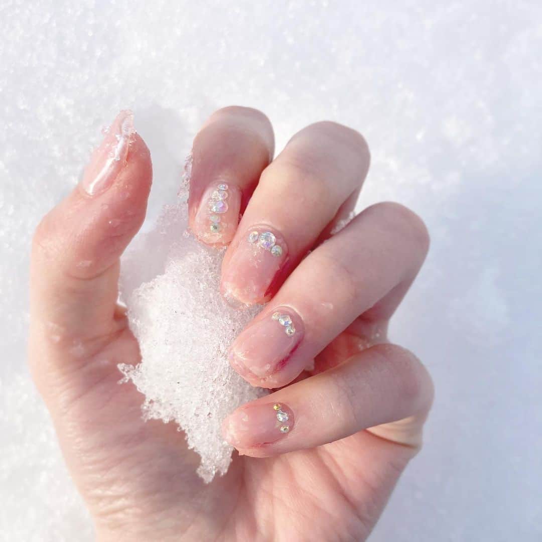 のインスタグラム：「💅       ───────♡    インスタは私の好きな「可愛い」の寄せ集めに したいんだけど、みんなに受けるのか考えちゃって 投稿するのが不安(´ºωº｀)    だってさ、  1枚目撮ってる光景想像してみて！！  スマホ構える。 ↓ きれいな雪掴む。 ↓ 7､8枚撮って冷たすぎてパッパッはらう🐵   ちょっと面白くなっちゃって 写真に集中できなくない？😂 でも好きな可愛さだから撮るんだ今日も！ (良いこと言った👏)   ♡───────           使ってるのはよくドラッグストアとかに 売ってる @gelme1 です🕊     #ネイルデザイン #クリアフレンチ #クリアフレンチネイル #nails #nailart #selfnail #美甲 #セルフネイル部 #nailsofinstagram #naildesigns #セルフネイル  #네일아트 #네일 #美甲 #핑크 #코랄핑크 #雪ネイル #snow #snowday」