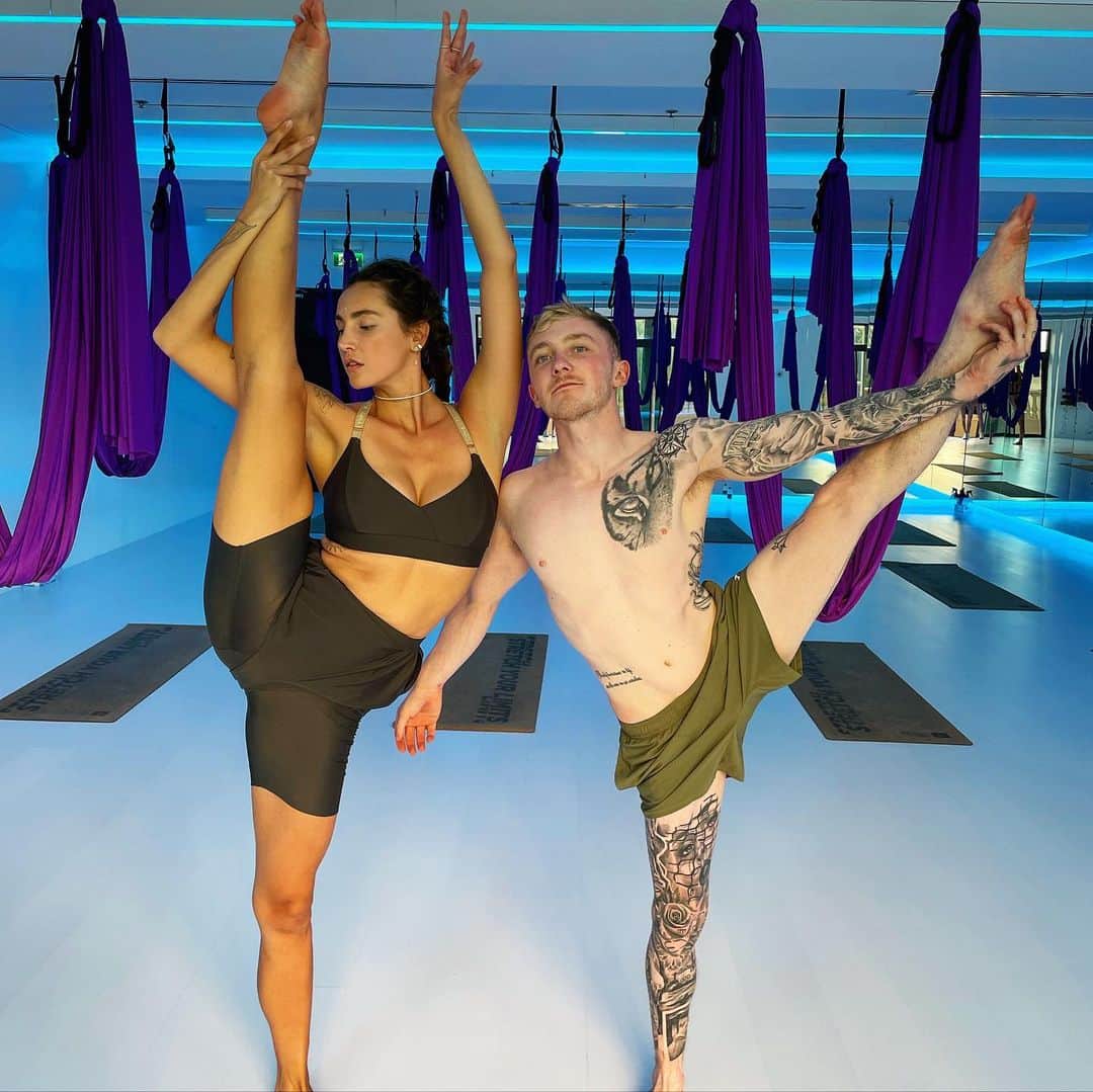 ナイル・ウィルソンのインスタグラム：「🍷🍸 ~~~~~ @anna_kanyuk You’re an inspiration 🙏🏼 #Gymnastics #Stretching」