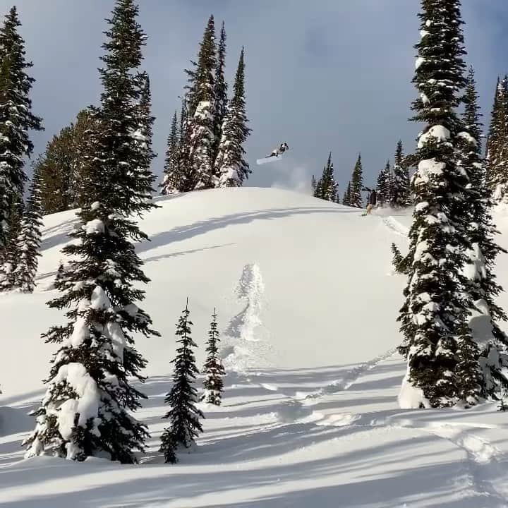 アナログクロージングのインスタグラム：「Mid-Season powder report from @mikeyciccarelli & @marksollors - snow was so good even filmer @gabelanglois ditched the tripod to get some turns in.」