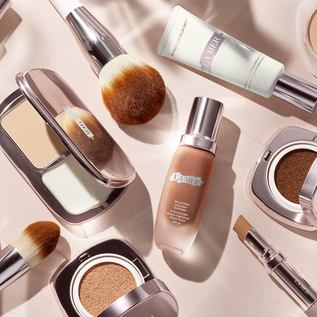 ドゥラメールのインスタグラム：「From weightless tints to silk-soft foundations, the #SkincolordelaMer collection is about achieving the finishes that suit your skincare and makeup needs—now featuring The Soft Moisture Powder Foundation Broad Spectrum SPF 30.」
