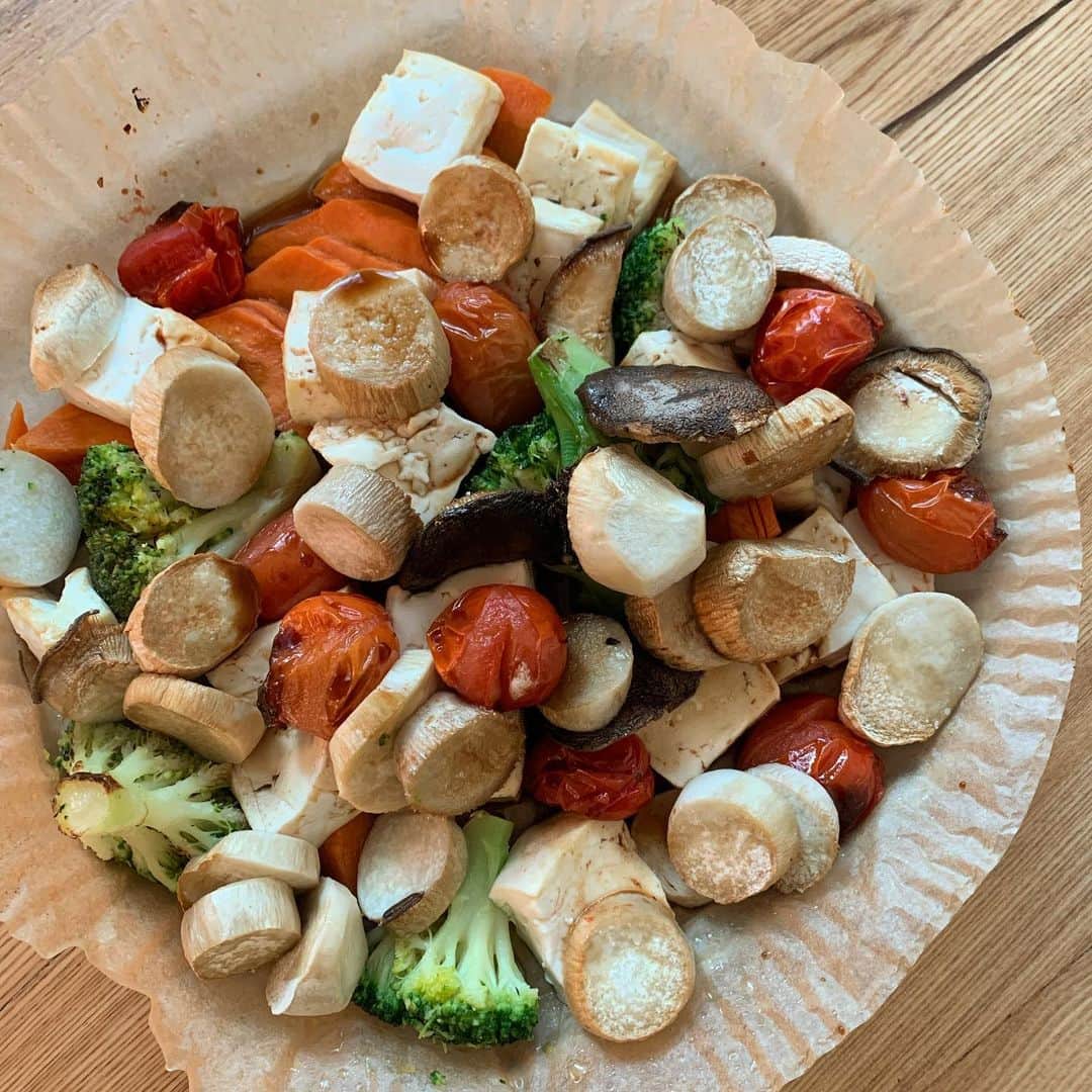 チン・ソヨンのインスタグラム：「점심한끼  치고 많지만 채소라 소화가 금방됨 야채를 다 잘라 올리브오일에 소금약간 발사믹소스 훠이훠이 끝 #진짜맛있음 #에어프라이어 #다이어트2일차 (190도 18분)」