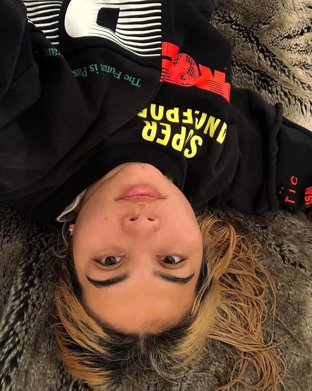 ヘイリー・キヨコのインスタグラム：「I have a question. How come we spend our entire lives fighting who we truly are? I’ve just realized that I’ve spent my ENTIRE career and life trying to fit ‘in the box’. I have always aspired  to fit ‘in that box’.   At times I am rewarded for being ‘outside of the box’ or ‘different’. But then somehow I find myself back, stuck in this cycle of a structure that only works for someone who fits in ‘that box’.   I will never fit in that box. And therefore everything I strive for will be far more challenging because there isn’t a template.  And that’s ok.   Embrace everything you are and everything you are not. Being outside of the box is okay, PLUS there is more space to roam :)」
