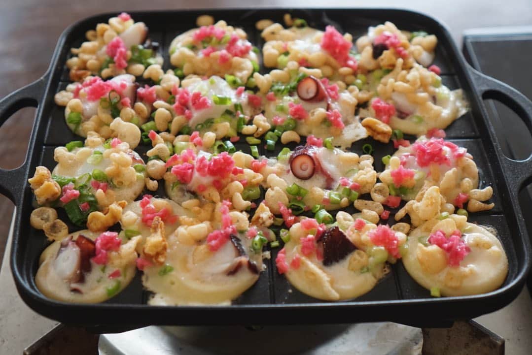のインスタグラム：「○たこ焼きでお昼ごはん○ ・ 届いたプレートを試してみたくて 時間が無いのに無理矢理たこ焼きランチ🐙 噂通りガスの方が断然美味しく焼けるね！ ・ たこ焼きに数回だけ使った🐅の巨大なホットプレート、これで心おきなく処分できるわ。2人だとまず出番がないのに無駄にデカいのだ。 ・ 今度の金魚は長生きさせたいと少々神経質になりながら見守っている。こんな小さいのにひらひらと泳ぐ姿は癒し♡ ・ さ、仕事💨良い午後を〜 ハッチお誕生日おめでとう☺︎ #たこ焼き#おうちごはん#うちごはん#お昼ご飯#ランチ#金魚#卓上たこ焼き」