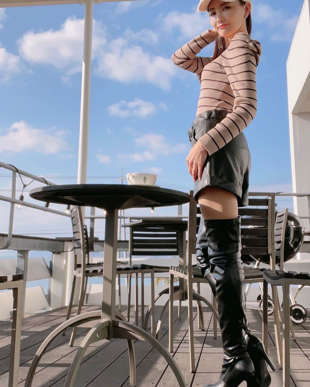 マキろんのインスタグラム：「#山内智恵#マキろん#japanesegirl  #ファッション#fashion #可愛い#ありがとう#大好き #follow#ootd#ブーツ#ニーハイブーツ #脚長効果 #レザーパンツ #boots #kneehighboots  #cafe#カフェ#海ドライブ #玉野」