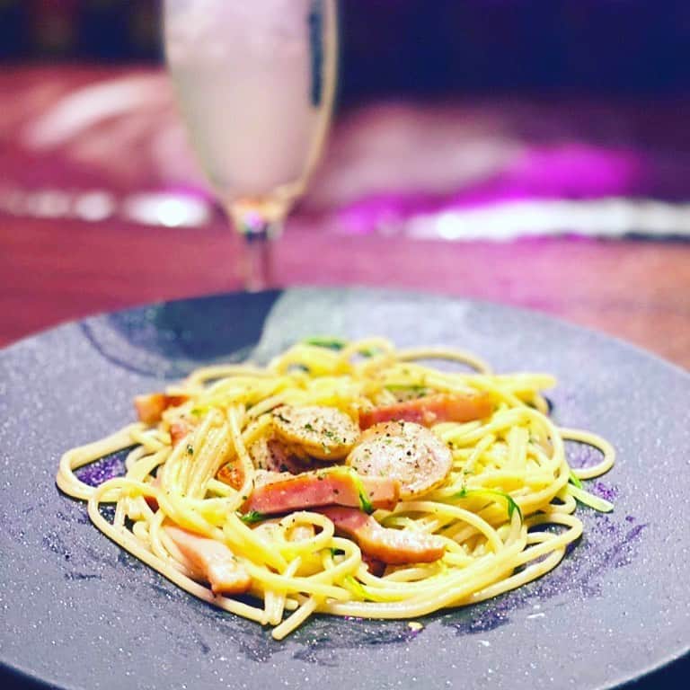 松隈ケンタのインスタグラム：「ランチ賑わっております、ありがとう！  【おすすめ】 本日のパスタ ホタテとベーコンのペペロンチーノ  #バーガルディロックス」