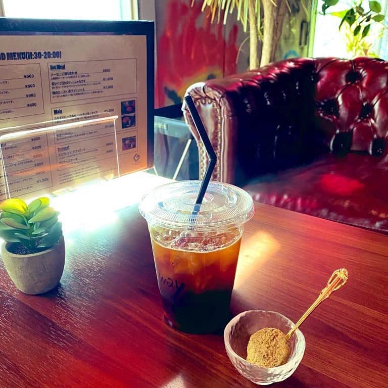 松隈ケンタのインスタグラム：「コーヒーは持ち帰れるようにカップでもご提供できます。  特選のミニクッキーがつきますよ。  #バーガルディロックス」