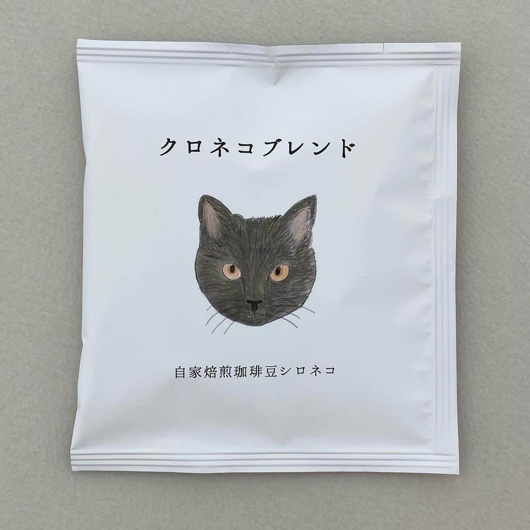 BAILAさんのインスタグラム写真 - (BAILAInstagram)「BAILAエディターズが、愛用品からおすすめカルチャーまでを紹介するリレー式コラム、第238回は「自家焙煎珈琲豆シロネコ」のドリップバッグです🐈  ☕️コーヒーの個性を猫で表現したセンスが素敵！  パッケージを一目見て惚れました😍「自家焙煎珈琲豆シロネコ」のドリップバッグコーヒー。 　 猫にコーヒーは禁物ですが、人が猫に求めるものと、コーヒーに求めるものは、共通する何かがあるのかもしれません。可愛い猫と美味しいコーヒーの組み合わせの相乗効果で、リモートワークに疲れて落ち込みがちだった生活の質が急上昇です（自分基準で）。  ドリップバッグのアソート5種類セットは、1150円（税込）。ギフトボックス入りは1650円（税込）。ギフトボックスは白地にオッドアイの猫の絵柄と、黒地に白い線画でモノトーンなデザインの2タイプがあります。 　 5種類の中身は👇  ▲シロネコブレンド お店を代表する人気ブレンドはすっきりと飲みやすいバランス。酸味の強いコーヒーが苦手な人にもおすすめ。シロネコブレンドのパッケージの絵柄は5種類からランダムに選ばれるので、何が届くかはお楽しみです。  ▲クロネコブレンド コクがありしっかりとした味わいの深煎り。まろやかな苦味の後にくる甘味が、いい余韻を残してくれます。仕事をもうひと頑張りできそう。さすがは黒猫です。  ▲三毛猫ブレンド フローラルやピーチを思わせる香りと商品解説にある通り、やさしい甘さと香りが口のなかに広がります。ガーリーなイメージから三毛猫と命名されたそうで、見返り美猫に心惹かれるパッケージ。  ▲エチオピア　モカ フルーティーな甘さと香りが楽しめるナチュラル精製のモカ。明るい酸味を感じます。パッケージの猫もキャラの立ったいい顔をしていますね。  ▲カフェインレス すやすやと眠る猫の幸せそうな表情がすべてを表している気がします。マイルドな味わいのデカフェはおやすみ前や、カフェインを気にする人に。 　 自家焙煎珈琲豆シロネコさんの店舗は静岡の富士宮ですが、オンラインでお取り寄せできます。猫好きでコーヒー好きなあの人への贈り物にいかがでしょう。（編集S） #コーヒー #猫 #おうち時間 #コーヒーギフト #バイラ #baila」1月28日 13時32分 - baila_magazine