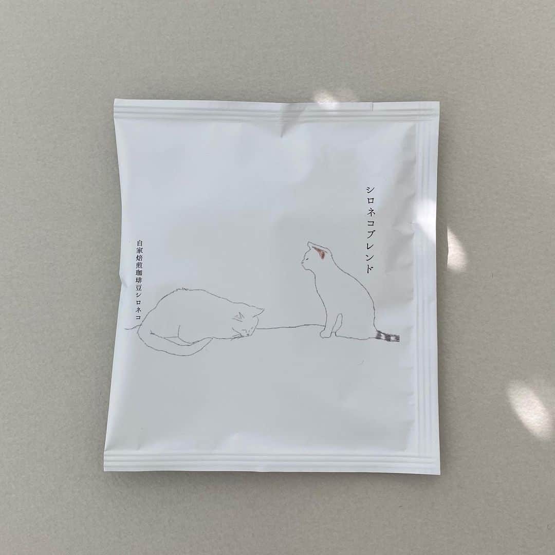 BAILAさんのインスタグラム写真 - (BAILAInstagram)「BAILAエディターズが、愛用品からおすすめカルチャーまでを紹介するリレー式コラム、第238回は「自家焙煎珈琲豆シロネコ」のドリップバッグです🐈  ☕️コーヒーの個性を猫で表現したセンスが素敵！  パッケージを一目見て惚れました😍「自家焙煎珈琲豆シロネコ」のドリップバッグコーヒー。 　 猫にコーヒーは禁物ですが、人が猫に求めるものと、コーヒーに求めるものは、共通する何かがあるのかもしれません。可愛い猫と美味しいコーヒーの組み合わせの相乗効果で、リモートワークに疲れて落ち込みがちだった生活の質が急上昇です（自分基準で）。  ドリップバッグのアソート5種類セットは、1150円（税込）。ギフトボックス入りは1650円（税込）。ギフトボックスは白地にオッドアイの猫の絵柄と、黒地に白い線画でモノトーンなデザインの2タイプがあります。 　 5種類の中身は👇  ▲シロネコブレンド お店を代表する人気ブレンドはすっきりと飲みやすいバランス。酸味の強いコーヒーが苦手な人にもおすすめ。シロネコブレンドのパッケージの絵柄は5種類からランダムに選ばれるので、何が届くかはお楽しみです。  ▲クロネコブレンド コクがありしっかりとした味わいの深煎り。まろやかな苦味の後にくる甘味が、いい余韻を残してくれます。仕事をもうひと頑張りできそう。さすがは黒猫です。  ▲三毛猫ブレンド フローラルやピーチを思わせる香りと商品解説にある通り、やさしい甘さと香りが口のなかに広がります。ガーリーなイメージから三毛猫と命名されたそうで、見返り美猫に心惹かれるパッケージ。  ▲エチオピア　モカ フルーティーな甘さと香りが楽しめるナチュラル精製のモカ。明るい酸味を感じます。パッケージの猫もキャラの立ったいい顔をしていますね。  ▲カフェインレス すやすやと眠る猫の幸せそうな表情がすべてを表している気がします。マイルドな味わいのデカフェはおやすみ前や、カフェインを気にする人に。 　 自家焙煎珈琲豆シロネコさんの店舗は静岡の富士宮ですが、オンラインでお取り寄せできます。猫好きでコーヒー好きなあの人への贈り物にいかがでしょう。（編集S） #コーヒー #猫 #おうち時間 #コーヒーギフト #バイラ #baila」1月28日 13時32分 - baila_magazine