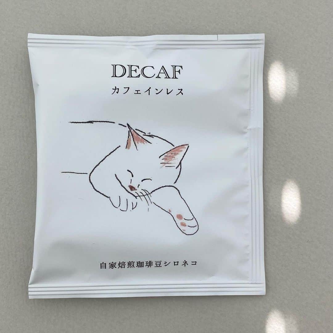 BAILAさんのインスタグラム写真 - (BAILAInstagram)「BAILAエディターズが、愛用品からおすすめカルチャーまでを紹介するリレー式コラム、第238回は「自家焙煎珈琲豆シロネコ」のドリップバッグです🐈  ☕️コーヒーの個性を猫で表現したセンスが素敵！  パッケージを一目見て惚れました😍「自家焙煎珈琲豆シロネコ」のドリップバッグコーヒー。 　 猫にコーヒーは禁物ですが、人が猫に求めるものと、コーヒーに求めるものは、共通する何かがあるのかもしれません。可愛い猫と美味しいコーヒーの組み合わせの相乗効果で、リモートワークに疲れて落ち込みがちだった生活の質が急上昇です（自分基準で）。  ドリップバッグのアソート5種類セットは、1150円（税込）。ギフトボックス入りは1650円（税込）。ギフトボックスは白地にオッドアイの猫の絵柄と、黒地に白い線画でモノトーンなデザインの2タイプがあります。 　 5種類の中身は👇  ▲シロネコブレンド お店を代表する人気ブレンドはすっきりと飲みやすいバランス。酸味の強いコーヒーが苦手な人にもおすすめ。シロネコブレンドのパッケージの絵柄は5種類からランダムに選ばれるので、何が届くかはお楽しみです。  ▲クロネコブレンド コクがありしっかりとした味わいの深煎り。まろやかな苦味の後にくる甘味が、いい余韻を残してくれます。仕事をもうひと頑張りできそう。さすがは黒猫です。  ▲三毛猫ブレンド フローラルやピーチを思わせる香りと商品解説にある通り、やさしい甘さと香りが口のなかに広がります。ガーリーなイメージから三毛猫と命名されたそうで、見返り美猫に心惹かれるパッケージ。  ▲エチオピア　モカ フルーティーな甘さと香りが楽しめるナチュラル精製のモカ。明るい酸味を感じます。パッケージの猫もキャラの立ったいい顔をしていますね。  ▲カフェインレス すやすやと眠る猫の幸せそうな表情がすべてを表している気がします。マイルドな味わいのデカフェはおやすみ前や、カフェインを気にする人に。 　 自家焙煎珈琲豆シロネコさんの店舗は静岡の富士宮ですが、オンラインでお取り寄せできます。猫好きでコーヒー好きなあの人への贈り物にいかがでしょう。（編集S） #コーヒー #猫 #おうち時間 #コーヒーギフト #バイラ #baila」1月28日 13時32分 - baila_magazine