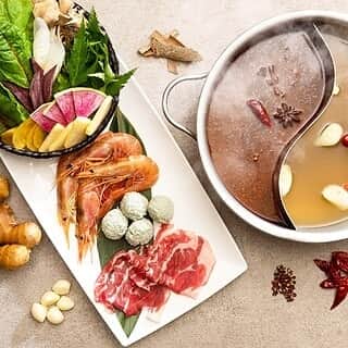 淡路島の恵み トラットリアドーニのインスタグラム：「【薬膳鍋セット】  本日も薬膳鍋の紹介です(*´▽`*)ﾉﾞ  〈デトックスセット〉 ・季節の野菜盛 ・ラム肉（体を温め冷えを改善） ・よもぎ入り鶏つくね（造血作用があり血液サラサラに） ・赤海老（血流促進）  スープは５種類の中から２種選べます。 写真は「烏骨鶏塩スープ」と「烏骨鶏赤辛スープ」です。 烏骨鶏塩スープは薬用鶏の旨味を味わう元気チャージスープ。 烏骨鶏赤辛スープは旨味と辛味のバランス抜群の巡りパワースープです！  ＃健康応援　＃学び　＃漢方ライフ　＃漢方　＃養生　＃薬膳　＃健康　 ＃体調管理　＃体質　＃セルフケア　＃資格　＃スキルアップ　＃オンラインセミナー　 ＃薬日本堂漢方スクール」