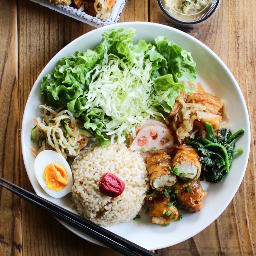 Atsukoのインスタグラム：「今日の朝ごはんとお弁当  朝ごはんは昨日からのほぼスライド。  厚揚げの紫蘇チー豚巻き ゆで卵 もやしとキュウリの中華サラダ ほうれん草胡麻和え 切り干し大根煮 蓮根明太和え サラダ  お弁当は牡蠣フライがはいっています。 今日は職場の子にも❤  今日雨なのね。 曇りだと思ってチャリで駅まで来てしまった😭😭 しかも美容院によってシャンプー買って帰りたかったけど。 明日にしようかなー。 悩む😢😢」