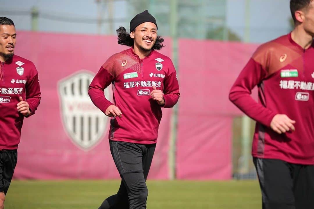 大崎玲央のインスタグラム：「Enjoying every moment🤙🏽 #visselkobe #ヴィッセル神戸 #longhairdontcare」