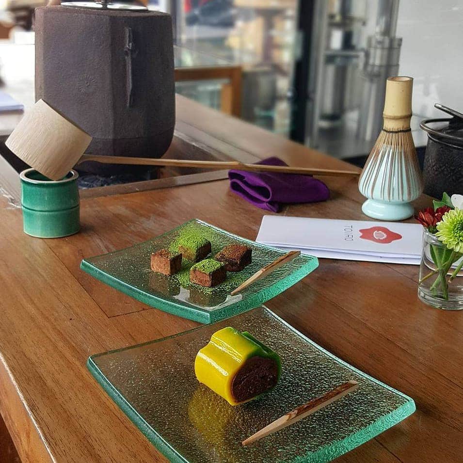 toiro_wagashiのインスタグラム：「Thursday are for indulging in dessert and matcha tea✨💫. Visit us today 9AM-5PM 🌈 #toirowagashi」