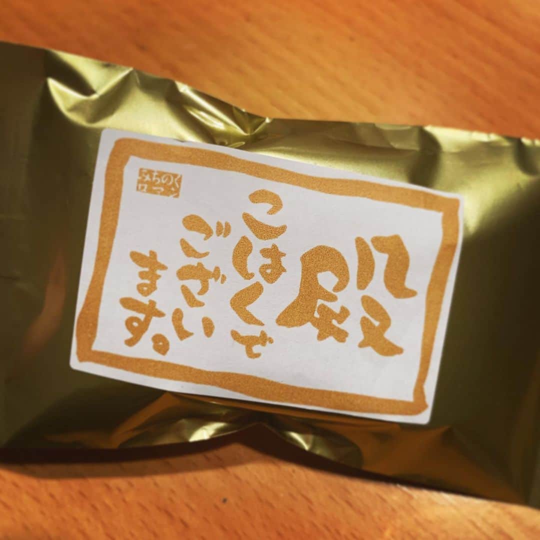 Dorothy Little Happyのインスタグラム：「べこ〜 ૮₍´｡• ᵕ •｡`₎ა ・ ・ こんにち〜わっ✨ ・ みてみて〜💓💓💓 1枚目なんだけどね、 ・ ふぅちゃんがね!! プレゼントあげる〜( ੭ ˙꒳​˙ )੭ って持ってきてくれたの🎀 ・ きゃわいい😍 ・ 嬉しすぎましたっ！！ メンバー愛を感じた昨日。 ・ ふぅたんありがと♡ すき😚きゅんです😘❣️ ・ ・ ・ 3枚目はね、 家に帰ったらテーブルの上にそっと置いてあったお餅。笑 ・ コレまたかわいいのっ♡ 歩いてると、たまに自分を見つけるので楽しい😊♪ これもまた出会いですね♪ ・ ・ 瑚白 #dorothylittlehappy  #こはく  #べこ餅  #久慈」