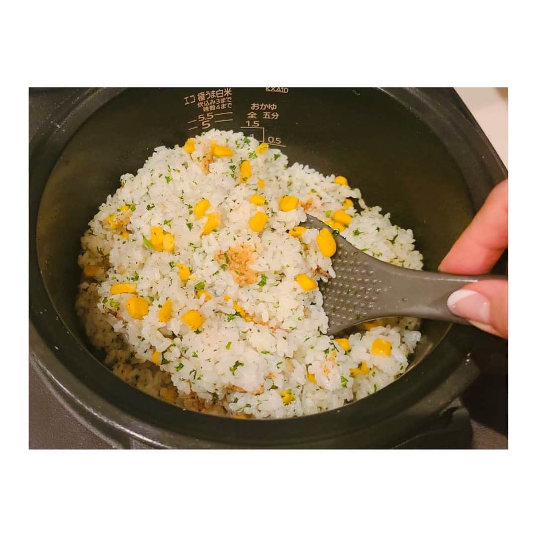 長野美郷さんのインスタグラム写真 - (長野美郷Instagram)「とうもろこしご飯🌽  炊き上がったら パセリとバターを!!  混ぜてる時の香りがたまりません。  もれなくつまみ食い😆  #とうもろこしご飯 #炊き込みご飯 #おうちごはん #キッチンみさと」1月28日 13時45分 - misato_nagano_1127