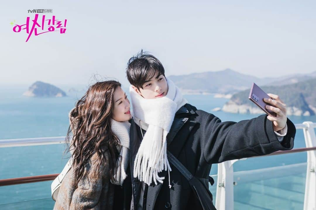 tvN DRAMA【韓国】さんのインスタグラム写真 - (tvN DRAMA【韓国】Instagram)「주경x수호 아름다운 바닷가 데이트🌊 바다보다 반짝이는 신신커플 비주얼💙  자존감 회복 로맨틱 코미디 [여신강림] 매주 [수목] 밤 10시 30분 tvN 방송  #tvN #수목드라마 #여신강림 #문가영 #차은우 #황인엽 #박유나」1月28日 13時45分 - tvn_drama