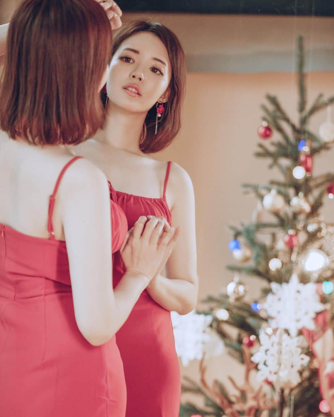 YingTzeさんのインスタグラム写真 - (YingTzeInstagram)「Last Christmas ❤️ _ Then now Valentines Day is coming soon. What are your plans for this year ? 💌 _ 📸 @pressthebutton.tv  #blessed #girlwithshorthair」1月28日 13時47分 - yingtze